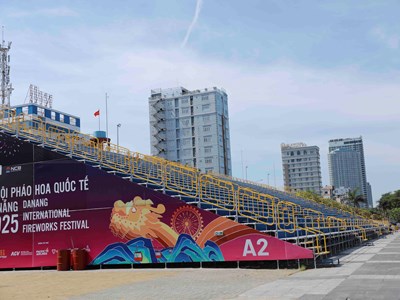 Cận cảnh sân khấu và khán đài phục vụ hơn 10.000 chỗ ngồi mỗi đêm pháo hoa