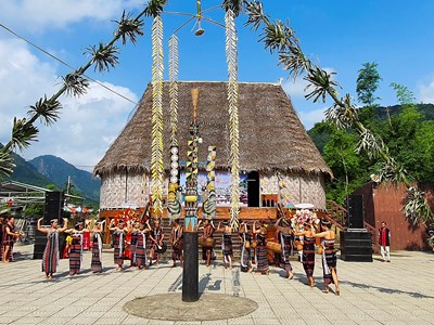 Nhà Gươl - Biểu tượng văn hóa thiêng liêng của người Cơ Tu