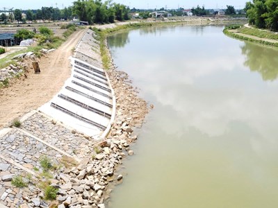 Dự án kè chống sạt lở bờ sông Yên chậm tiến độ do vướng mặt bằng