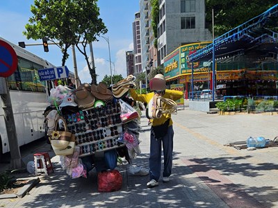 Đà Nẵng tăng cường quản lý hoạt động bán hàng rong, xử lý tình trạng lang thang xin ăn