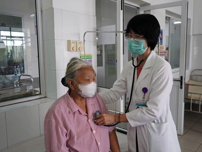 Nội soi lấy dị vật phế quản thành công cho bệnh nhân 69 tuổi 