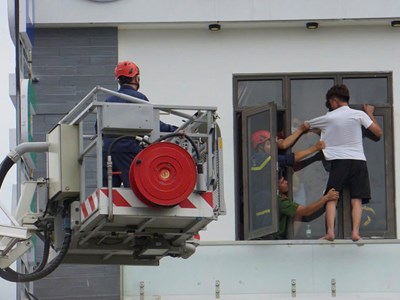 Kịp thời cứu nam thanh niên nghi tự tử từ tầng 4 nhà nghỉ 