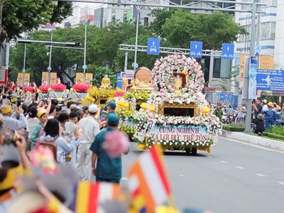 Người dân Đà Nẵng đón xá lợi Đức Phật