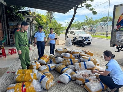 Phát hiện 700kg mực khô bốc mùi nồng nặc trên vỉa hè