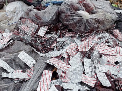 Phát hiện lượng lớn thuốc tân dược vứt bỏ giữa đống xà bần 