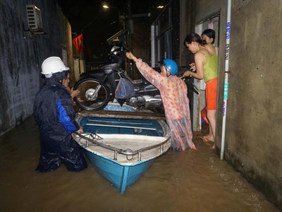 Mưa lớn do bão số 1 gây ngập sâu nhiều khu vực ở Đà Nẵng, người dân trắng đêm di tản tài sản