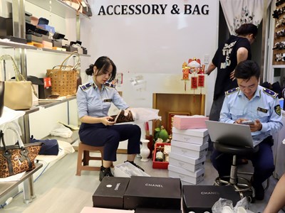 Xử phạt hơn 300 triệu đồng các hộ kinh doanh vi phạm môi trường, hàng giả và hàng lậu