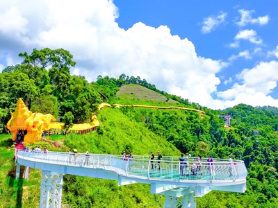 Cầu kính Ngọc Rồng - Biểu tượng mới tại KDL sinh thái Cổng trời Đông Giang