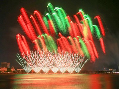 Sông Hàn rực rỡ sắc màu trong đêm pháo hoa của hai đội Bồ Đào Nha và Anh