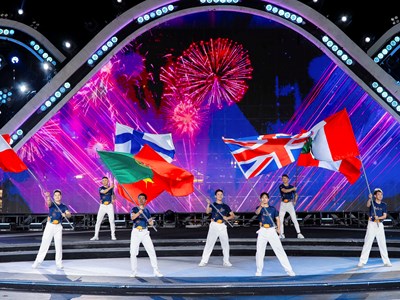 Du khách háo hức chờ đón màn trình diễn của Anh và Bồ Đào Nha