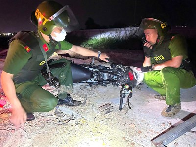 Cảnh sát nổ súng chỉ thiên trấn áp nhóm thanh thiếu niên mang hung khí gây rối trong đêm