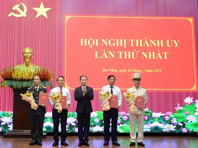 Đà Nẵng công bố các quyết định tổ chức và cán bộ chủ chốt