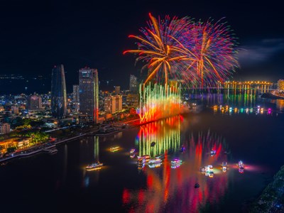 Lượng khách dịp pháo hoa tăng mạnh