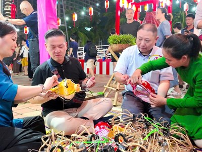 Du khách hào hứng trải nghiệm không gian văn hóa, ẩm thực tại Lễ hội Việt Nam - Nhật Bản