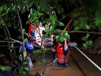 Người đàn ông thoát chết khi bị nước cuốn trôi gần 30m ở Đà Nẵng