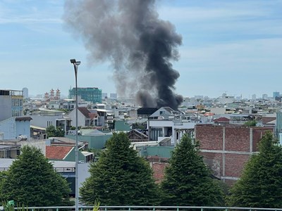 Cháy lớn tại kho chứa vải ở Đà Nẵng, cột khói bốc cao hàng trăm mét