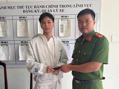 Hai công dân nhặt được của rơi, mang đến công an trả lại cho người đánh rơi