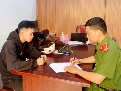 Giả vờ mua vé số, nam thanh niên giật dây chuyền vàng của cụ bà 83 tuổi