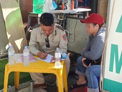 Mời làm việc chủ quán vỉa hè bị tố “chặt chém” du khách Lào