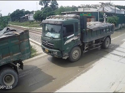 Xử lý nghiêm trường hợp ô tô dừng đỗ vi phạm tại đường ngang đường sắt ở Đà Nẵng