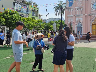 Đà Nẵng tăng cường xử lý tình trạng bán hàng rong, chèo kéo khách du lịch