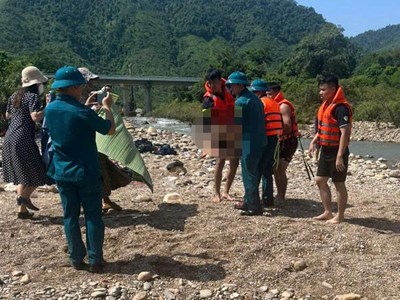 Tìm thấy thi thể hai sinh viên mất tích khi lội suối ở đầu nguồn sông Cu Đê