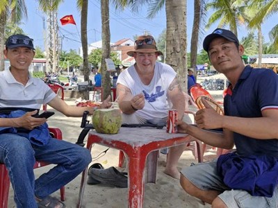 Du khách Australia bật khóc khi nhận lại nhẫn kim cương