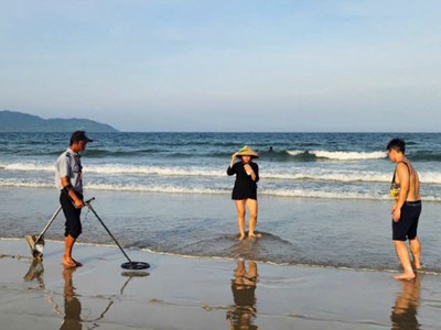 Tìm lại camera rơi dưới biển cho du khách