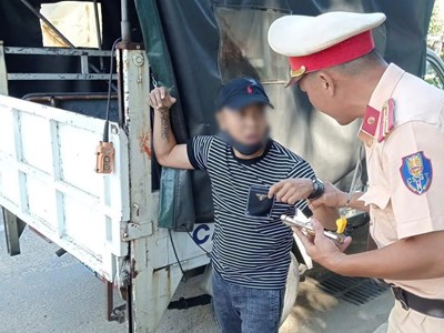 Tài xế Grab nhanh trí cầu cứu CSGT, thoát khỏi vị khách “ngáo đá” 