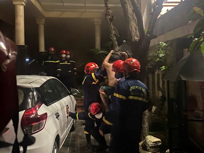 Giải cứu 5 người khỏi đám cháy trong đêm