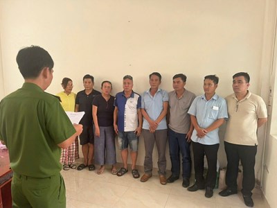 Triệt phá tụ điểm đánh bạc quy mô lớn ngụy trang trong gara ô tô 