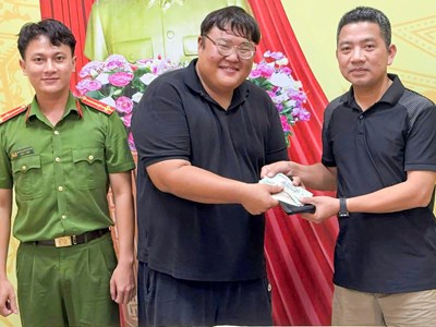 Du khách Hàn Quốc xúc động khi nhận lại tài sản bị đánh rơi