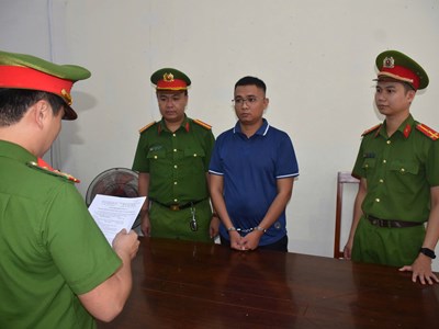 Khởi tố, bắt tạm giam đối tượng lừa đảo hơn 15 tỉ đồng dưới hình thức “đáo hạn ngân hàng”