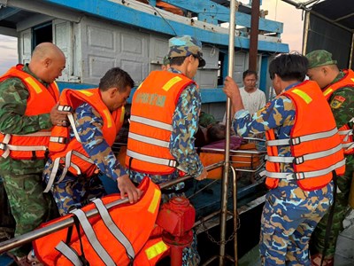 Cứu ngư dân bị tai nạn trên biển