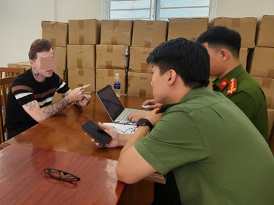 Tạm giữ hình sự người nước ngoài tàng trữ vũ khí quân dụng trái phép