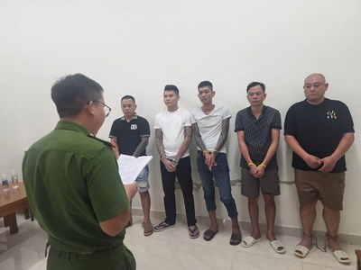 Tạm giữ nhóm đối tượng bắt giữ người trái pháp luật 