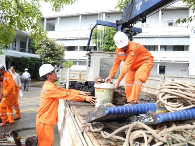 Khẩn trương khắc phục sự cố điện Quảng Trị, Hà Tĩnh sau bão số 10