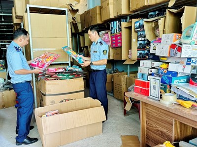 Xử phạt 3 cơ sở kinh doanh đồ chơi trẻ em vi phạm