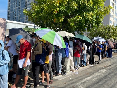 Hàng trăm người xếp hàng xuyên đêm nộp hồ sơ mua nhà ở xã hội 