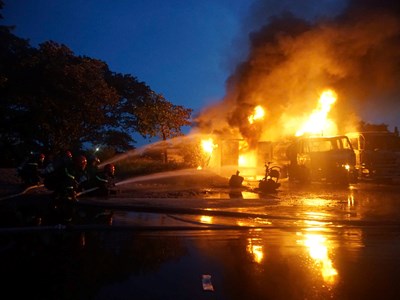 Khống chế kịp thời vụ cháy lớn tại bãi xe gần cửa hàng xăng dầu