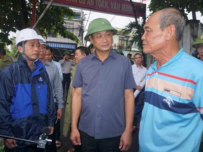 Bí thư Thành ủy Đà Nẵng kiểm tra công tác ứng phó bão số 12 tại khu vực “rốn lũ” đường Mẹ Suốt