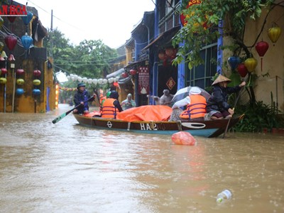 Người Hội An hối hả chạy lũ