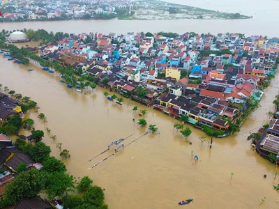 Nhiều tuyến phố ở Hội An ngập sâu trong lũ