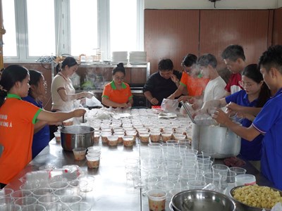 Sinh viên nấu 600 suất ăn gửi đến người dân vùng ngập lụt 