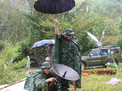 Dầm mưa, vượt lũ khôi phục “mạch máu” thông tin giữa vùng bị mưa lũ cô lập