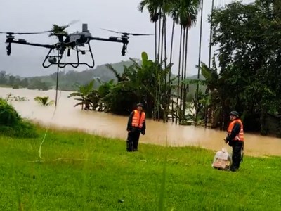 Đưa máy bay không người lái cứu trợ người dân bị cô lập do mưa lũ