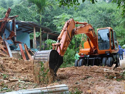 Công binh Khu 5 mở đường giữa mưa lũ, tiếp cận vùng cô lập 