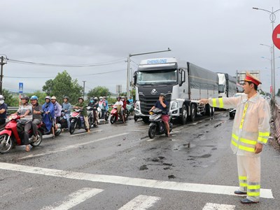 Điều tiết phương tiện lưu thông trên Quốc lộ 1A đoạn đường dẫn cao tốc Đà Nẵng - Quảng Ngãi