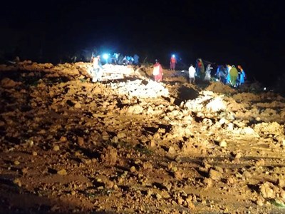 Xuyên đêm băng rừng vượt mưa gió, sạt lở đưa người dân đi cấp cứu