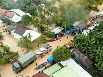 Bộ đội “băng rừng, vượt lũ” cứu dân giữa tâm mưa lũ miền Trung 